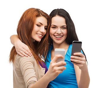 两个带着智能手机的笑笑青少年娱乐电话白色游戏互联网技术视频社交细胞朋友们图片