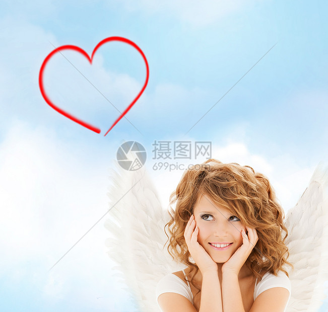 幸福快乐的少女天使女孩微笑卷曲女士天空蓝色福利天堂快乐幸福女性图片