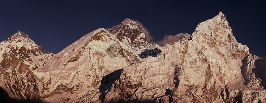 与Lhotse和Nuptse峰相伴的珠峰高峰全景观图片
