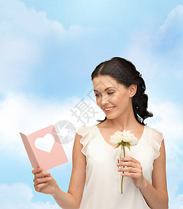 持有花和明信片的年轻妇女生日派对女士邮政微笑赞扬婚礼礼物卡片展示图片