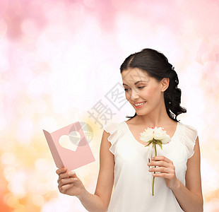 持有花和明信片的年轻妇女微笑生日未婚卡片邮政伴娘新娘赞扬女性黑发图片