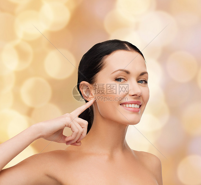 年轻平静的女士指着她的耳朵保健卫生护理清洁青年皮肤化妆品黑发福利手术图片