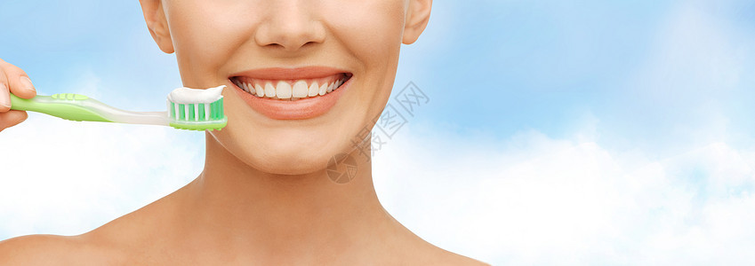 带牙刷的美女美白浴室保健女性牙膏呼吸福利牙齿身体刷子图片