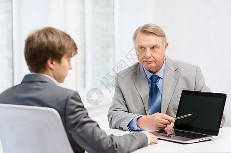带膝上型计算机的老年男子和青年男子生意人会议老板团队员工合伙公司场景笔记本讨论图片
