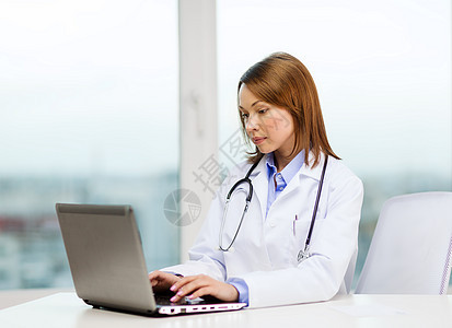 使用膝上型计算机的忙中医生邮件处方网络技术医院上网药品笔记本卫生电脑图片