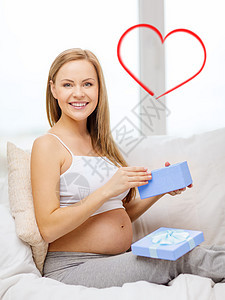 开启礼物盒的孕妇笑着微笑女孩父母说谎淋浴男生礼物惊喜沙发展示盒子图片
