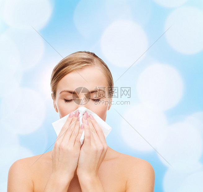 拥有纸巾的美丽女性鼻炎传染性过敏女孩皮肤症状哮喘女士保健细菌图片