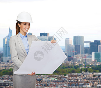 带着蓝图的白头戴白头盔的微笑建筑师项目女性开发商建设者工程师商业城市中心财产草图图片