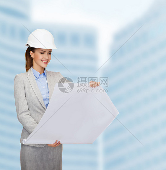 带着蓝图的白头戴白头盔的微笑建筑师工作经理管理人员方案商业草图建筑学工程师摩天大楼中心图片