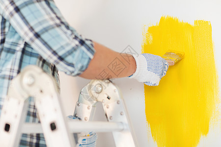 戴着油漆刷手套的男性近身穿手套男人刷子房子住宅改造工具材料房间画家梯子图片