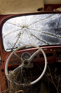 汽车残骸挡风玻璃旧车红色车祸玻璃图片