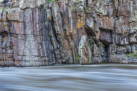 岩石悬崖和白水河图片
