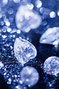 黑背景的钻石宝石商品石头折射奢华朋友宝藏宏观婚礼礼物图片