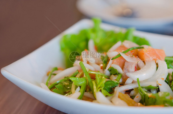 辣辣鲑鱼沙拉盘子红色绿色辣椒午餐美食蔬菜草本植物食物黄色图片