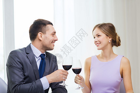 在餐馆喝着葡萄酒的年轻夫妇男朋友酒精男人庆典女朋友女士干杯幸福眼镜生日图片