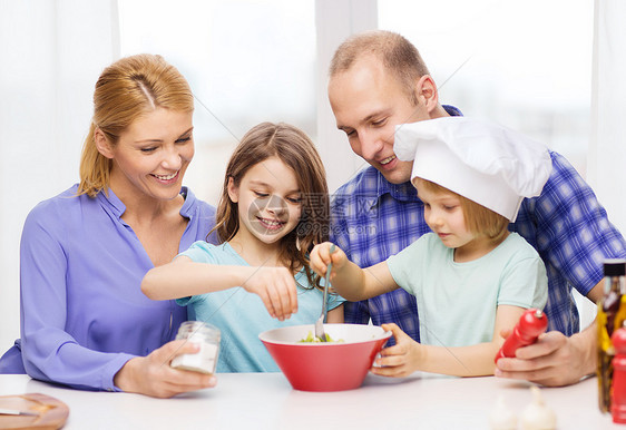 有两个孩子在家吃饭的幸福家庭食物小吃童年孩子们厨房父亲女儿蔬菜厨师微笑图片