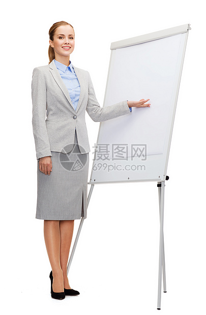 站在翻板旁边的微笑着的女商务人士木板咨询女性简报训练工人挂图研讨会教学企业家图片