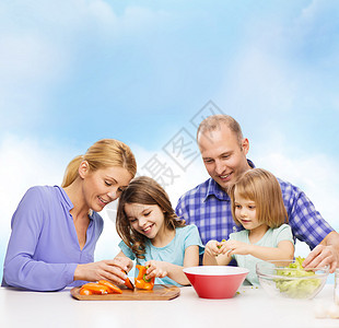 有两个孩子在家做晚饭的幸福家庭午餐男人快乐蓝色父亲烹饪沙拉孩子们教学微笑图片