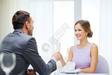 一对夫妇在餐厅 喝香槟的杯子庆典眼镜男朋友家庭周年丈夫微笑女性酒精玻璃图片