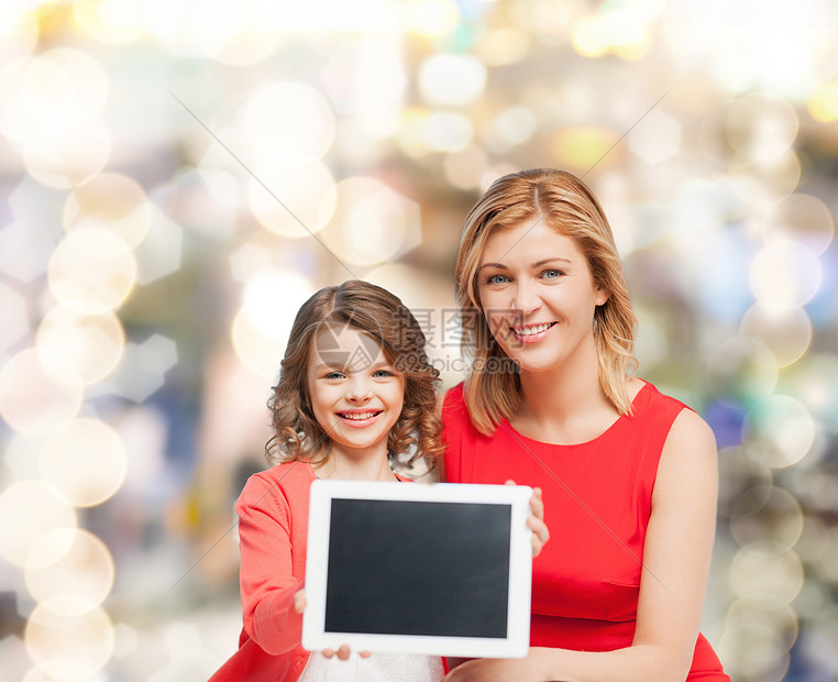 微笑的母亲和女儿用平板电脑游戏药片青春期孩子闲暇屏幕家庭中心互联网成人图片
