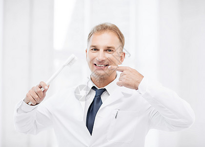 有牙刷的牙医在医院假牙刷子医务人员药品教学打扫医生治疗微笑订金图片