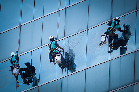 高楼的清洁窗户服务工人群体在高楼大楼内打扫窗户服务镜子办公室财产安装工作网格维修垫圈城市建筑图片