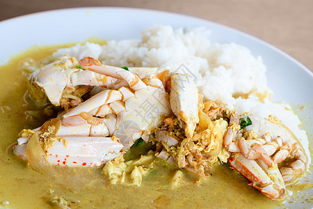 煮螃蟹和黄咖喱酱大米图片