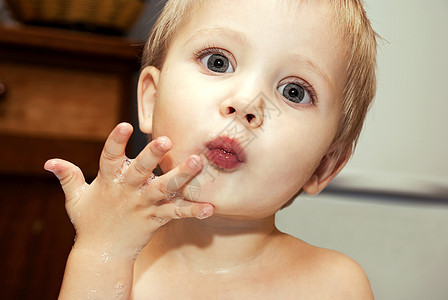 小男孩在洗澡时洗个澡幸福童年气泡泡沫浴室浴缸孩子头发男生婴儿图片