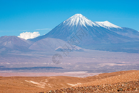 Lecancabur和法学家 智利阿塔卡马火山地方地形山脉阳光洞穴景观极端高原沙漠图片