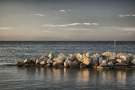 亚得里亚海的岩石天空游客阳光太阳海岸图片