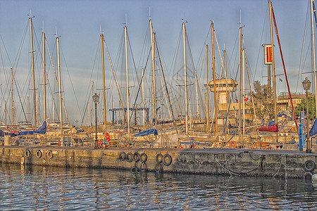 港口海峡的帆船和发动机艇旗帜引擎游客港口小屋码头避风港庇护所城市避难所图片