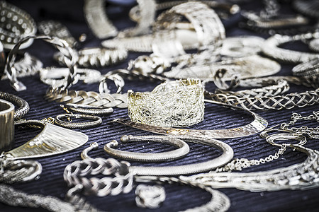 中世纪集市的手工珠宝店胸针金属礼物宝藏商业购物配饰收藏珍珠奢华图片