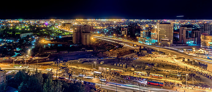 对亚的斯亚贝巴的空中观察城市天际建筑物首都文明房屋交通市中心建筑天空背景图片