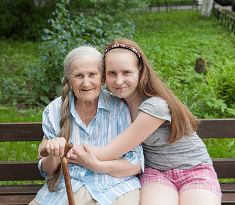 祖母与她的外孙女笑着微笑援助头发退休幸福成年人家庭手臂友谊亲热女性图片
