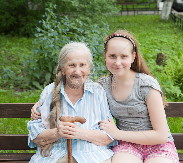 祖母与她的外孙女笑着微笑亲热女性女儿成年人援助祖父母幸福友谊老化快乐图片