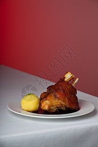 盘子上加土豆的猪肉旗帜菜式桌布皮肤香葱餐厅美味传统美食肉汁图片