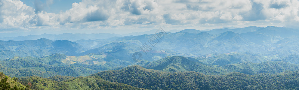 远处的山山 森林和天空场景乡村草地绿色旅行场地土地爬坡季节全景背景