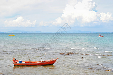 红船在海上白色旅游海滩石头蓝色天空红色旅行图片