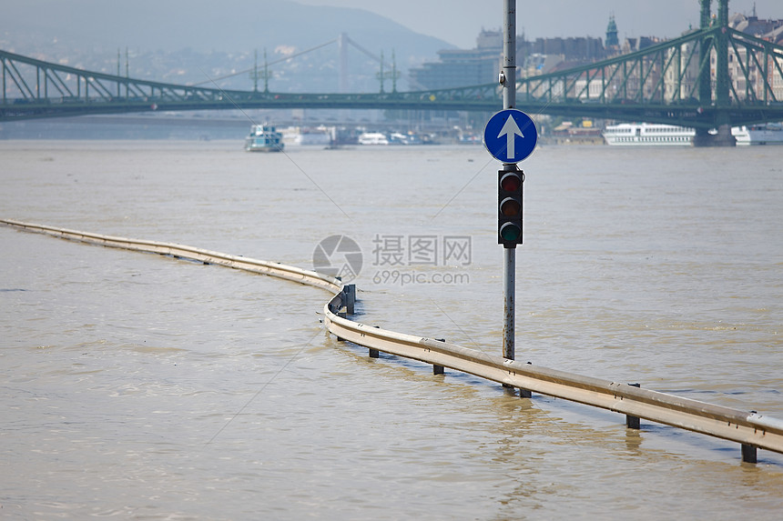 洪水泛滥的街道自然灾害交通码头灾难海浪红绿灯首都银行城市支撑图片