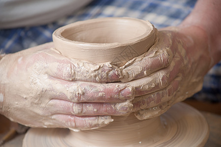 陶匠的手工匠杯子艺术专注作坊血管手工水壶女士黏土图片