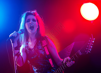 摇滚明星在舞台上唱歌青年文化音乐女孩吉他手青少年娱乐音乐家吉他夜生活图片
