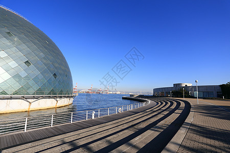 大阪海洋博物馆圆顶建筑远景阳光风景天空图片