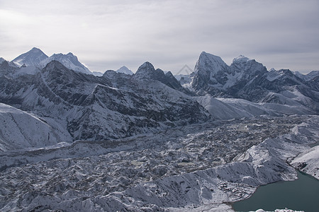 生活在冰川的阴影中村庄力量旅行建筑薄雾高清图片
