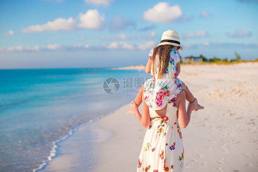 母亲和女儿在热带沙滩上走着海洋异国婴儿情调童年旅游享受海岸父亲女性图片