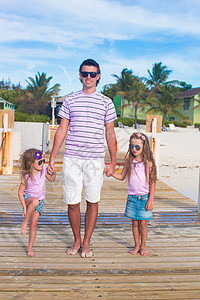 3个家庭在海上的木制码头上女儿海岸幸福孩子假期女孩爸爸女性父母热带图片