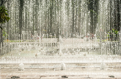 城市喷泉旅游休息喷射溪流中心假期正方形绿色喷口白色图片