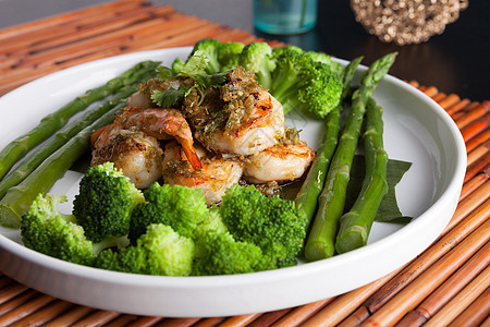 与Asparagus一起的虾Scampi黄油碳水化合物蔬菜美食海鲜食物午餐宏观小龙虾图片