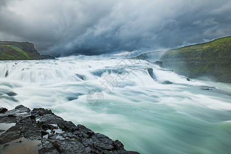 冰岛瀑布天蓝色流动戏剧性荒野地质学运动冰川天空蓝色溪流图片