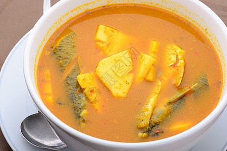 泰国菜名 鱼和炸椰子炒酸汤背景图片