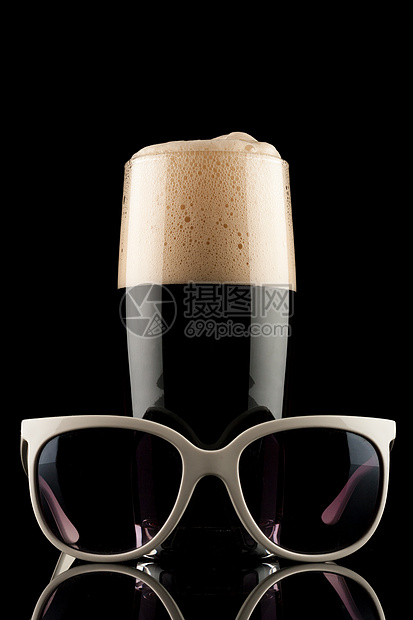 啤酒饮料液体反射气泡干杯庆典玻璃泡沫棕色餐厅图片